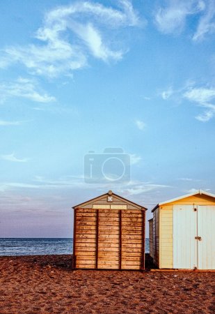 Téléchargez les photos : Cabanes de plage au coucher du soleil sur la "plage arrière" de Teignmouth. - en image libre de droit