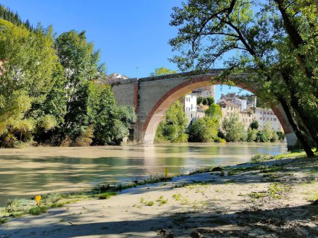 Téléchargez les photos : Une belle vue sur l'arche Concordia pont près de Fossombrone, Italie avec des arbres par une journée ensoleillée - en image libre de droit
