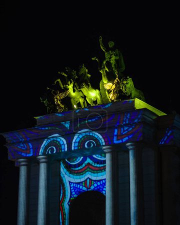 Foto de Una toma nocturna vertical de la Puerta de Brandeburgo con luces - Imagen libre de derechos