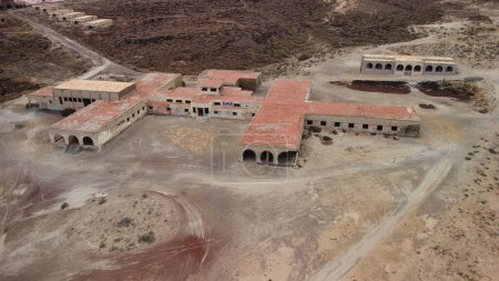 Foto de Una vista aérea del sanatorio leproso abandonado y la base militar en Abades, Tenerife, Islas Canarias - Imagen libre de derechos