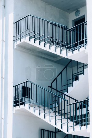 Foto de Un plano vertical de un edificio moderno con escaleras rectas - Imagen libre de derechos