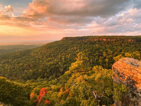 Foto de Un pintoresco plano de Hawksbill Crag (Whitaker Point) en el Condado de Newton, Arkansas al atardecer - Imagen libre de derechos