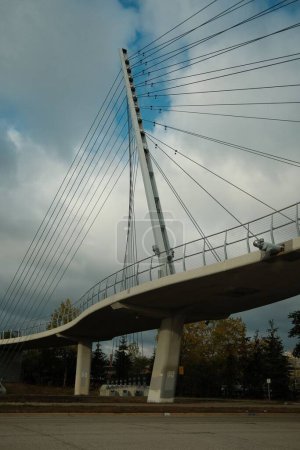 Foto de Un ángulo bajo del puente de los acordes, el puente de cuerdas en Jerusalén contra el cielo azul nublado - Imagen libre de derechos