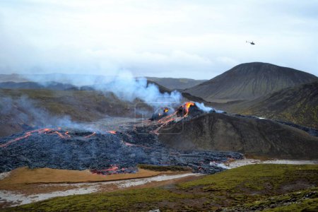 Téléchargez les photos : Une belle vue sur la fumée s'élevant d'un sommet de montagne après l'éruption volcanique, Islande - en image libre de droit