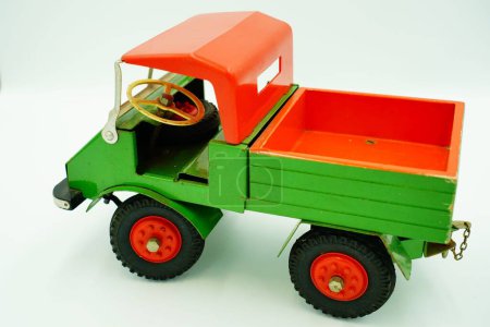 Foto de Una toma de ángulo alto de un pequeño modelo de camión de juguete aislado sobre un fondo blanco vacío - Imagen libre de derechos