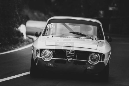 Téléchargez les photos : Une échelle de gris d'une voiture mise en place lors d'une course de vitesse ascendante du championnat d'Italie à Pesaro - en image libre de droit