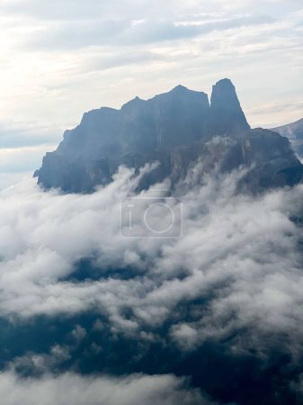 Téléchargez les photos : Vue aérienne des falaises d'Eisenhower couvertes de nuages à Eldon, Alberta, Canada - en image libre de droit