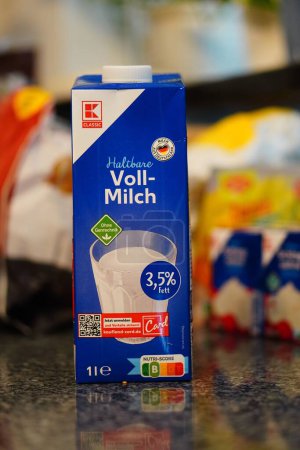 Foto de La leche entera de la marca Kaufland en la caja a la mesa - Imagen libre de derechos