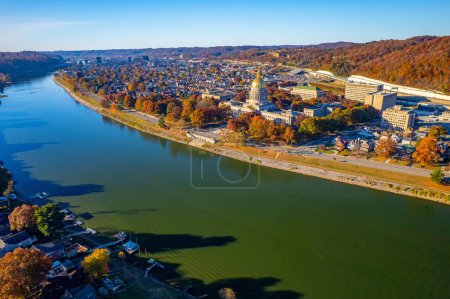 Téléchargez les photos : Vue aérienne du bâtiment du Capitole de l'État de Virginie-Occidentale et du centre-ville de Charleston en automne. - en image libre de droit