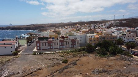 Téléchargez les photos : Un drone de la ville de La Jaca avec vue sur la mer et ciel nuageux bleu à Tenerife, Îles Canaries, Espagne - en image libre de droit