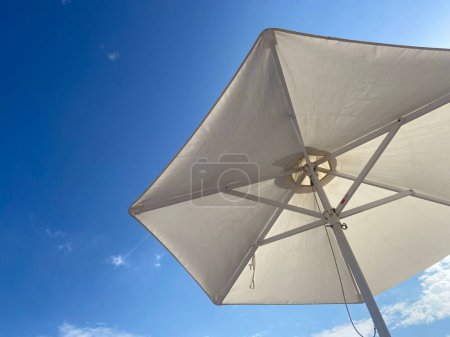 Foto de Un ángulo bajo de una sombrilla con cielo azul en el fondo - Imagen libre de derechos