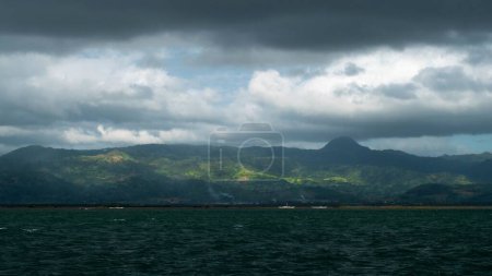 Foto de Una vista panorámica del paisaje de la ciudad de Bais, Filipinas, vista desde el mar - Imagen libre de derechos