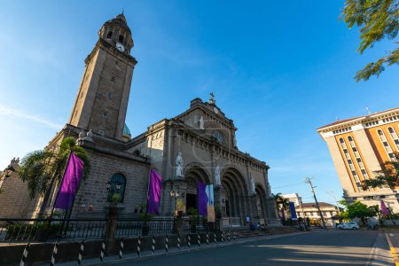 Téléchargez les photos : Un plan en angle bas de la cathédrale de Manille à Intramuros, Philippines contre un ciel bleu - en image libre de droit