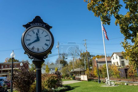 Téléchargez les photos : Un jour d'automne lumineux avec horloge de rue et bâtiments dans le village de Warwick, New York, États-Unis - en image libre de droit