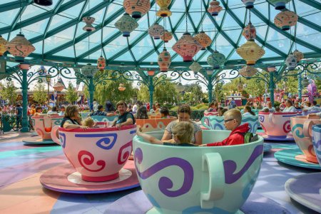 Téléchargez les photos : Un beau cliché de personnes appréciant le carrousel des Mad Hatter's Tea Cups à Disneyland, Paris, France - en image libre de droit