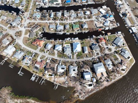 Téléchargez les photos : Vue aérienne d'une ville entourée d'une surface de la mer, ouragan Ian, Floride - en image libre de droit