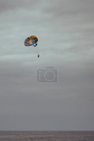 Foto de Una aventura de parasailing sobre el océano en Albufeira, Portugal - Imagen libre de derechos