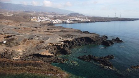 Téléchargez les photos : Vue aérienne de la côte de Tenerife, îles Canaries avec la mer et la ville de La Jaca en arrière-plan - en image libre de droit