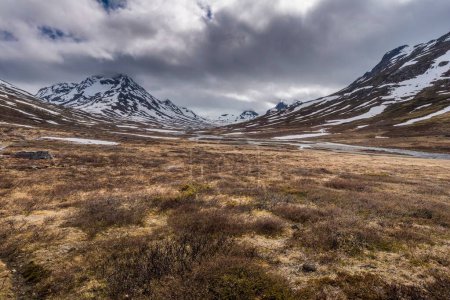 Téléchargez les photos : Un beau cliché de paysages naturels enneigés dans la vallée de Visdalen près de Piterstulen, Jotunheimen, Norvège - en image libre de droit