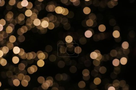 Téléchargez les photos : Un arrière-plan de lumières bokeh, une vue floue des lumières jaune pailleté - en image libre de droit