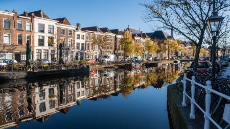 Foto de Las reflexiones de Leiden en el canal en otoño En los Países Bajos - Imagen libre de derechos