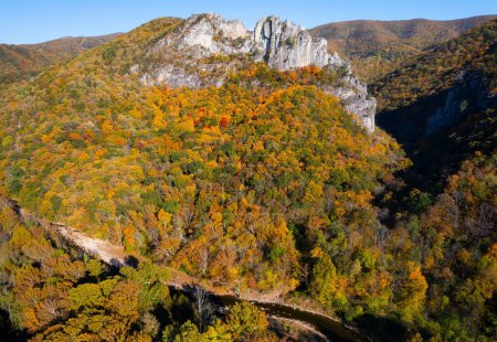 Téléchargez les photos : Un plan aérien de Seneca Rocks en Virginie-Occidentale avec un feuillage d'automne. - en image libre de droit