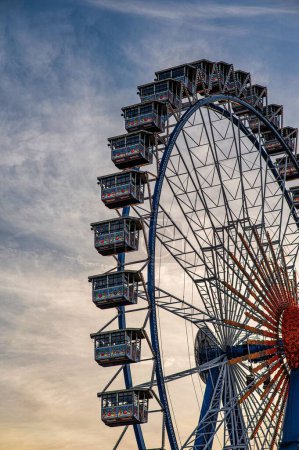 Téléchargez les photos : Un plan vertical de la roue ferris contre le ciel à Munich en Allemagne lors du festival Oktoberfest - en image libre de droit