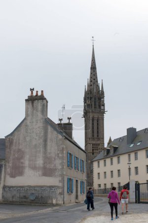 Téléchargez les photos : Une verticale de la chapelle catholique Kreisker à Saint Pol de Leon, Bretagne française - en image libre de droit