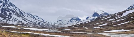 Téléchargez les photos : Une vue panoramique de paysages naturels enneigés dans la vallée de Visdalen près de Piterstulen, Jotunheimen, Norvège - en image libre de droit