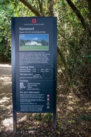 Téléchargez les photos : Plan vertical d'un panneau du patrimoine anglais sur la maison Kenwood avec des arbres en arrière-plan - en image libre de droit
