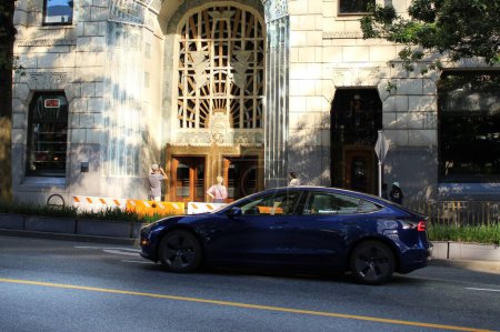 Foto de Un coche pasando por Marine Building en el centro de Vancouver, Columbia Británica, Canadá - Imagen libre de derechos