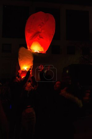 Téléchargez les photos : Lanternes volantes chanceuses, lanternes volantes colorées, super spectacle dans la belle ville de Volos, Grèce - en image libre de droit