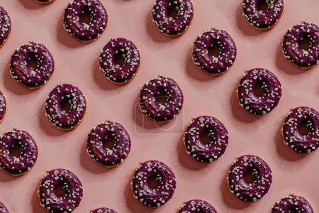 Téléchargez les photos : Un gros plan de cookies en fond rose - en image libre de droit