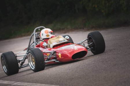 Foto de Un coche rojo instalado durante una carrera de velocidad cuesta arriba del campeonato italiano en Pesaro - Imagen libre de derechos