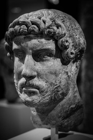 Téléchargez les photos : Échelle de gris verticale d'une statue romaine au Musée germanique romain de Cologne - en image libre de droit