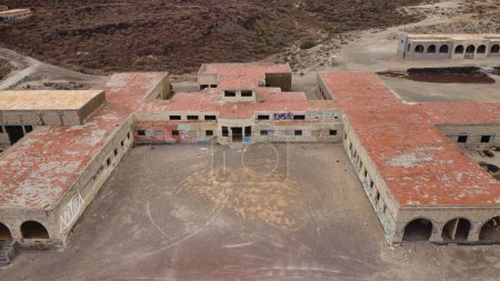 Téléchargez les photos : Vue aérienne du sanatorium des lépreux abandonnés et de la base militaire d'Abades, Ténérife, îles Canaries - en image libre de droit