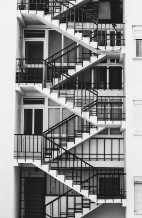 Foto de Un plano vertical a escala de grises de un edificio moderno con escaleras rectas - Imagen libre de derechos