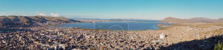 Téléchargez les photos : Vue panoramique de la ville de Puno sur la côte d'une mer au Pérou - en image libre de droit