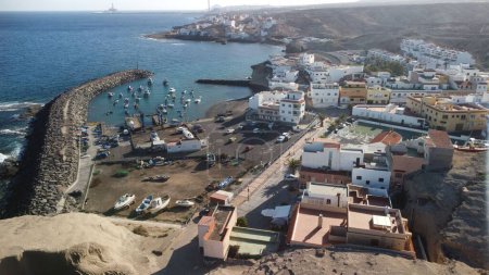 Téléchargez les photos : Un drone de San Miguel de Tajao ville avec port de pêche à Tenerife, Îles Canaries - en image libre de droit