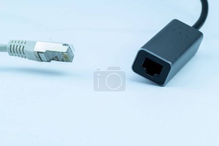 Foto de A Ethernet RJ 45 LAN A USB en fondo azul - Imagen libre de derechos