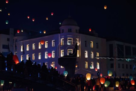 Téléchargez les photos : Les gens libèrent beaucoup de lanternes du ciel pour la célébration des lumières, pour le plaisir et faire des souhaits à Volos, Grèce - en image libre de droit