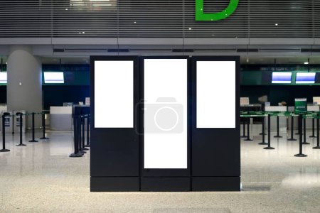 Téléchargez les photos : Les trois panneaux blancs brillants vides à l'aéroport. Espace de copie. - en image libre de droit