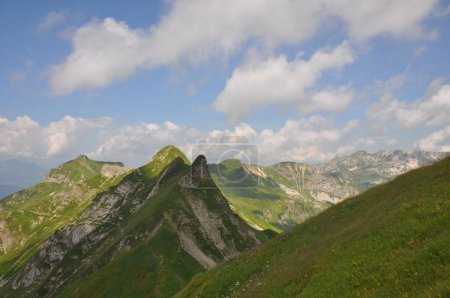 Téléchargez les photos : Un paysage envoûtant de montagnes d'herbe par une journée ensoleillée et sous un ciel bleu - en image libre de droit
