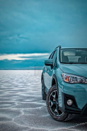 Téléchargez les photos : A Subaru Crosstrek Salt Flats Voiture dans le désert, verticale - en image libre de droit
