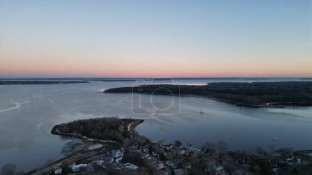 Téléchargez les photos : Un drone d'une mer dans le Rhode Island, États-Unis au coucher du soleil - en image libre de droit