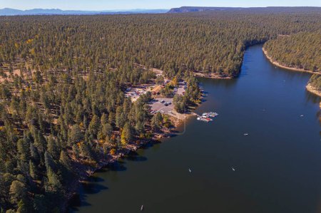 Téléchargez les photos : Un drone aérien du lac Woods Canyon près d'une forêt en Arizona, États-Unis - en image libre de droit
