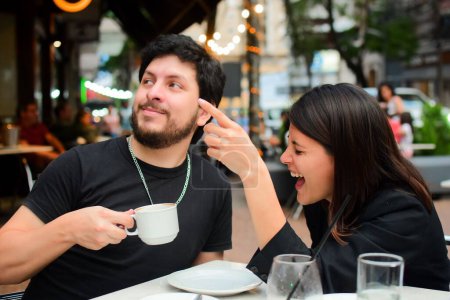 Téléchargez les photos : Un couple chaud et heureux dans le café en plein air profitant de leur café du matin - en image libre de droit