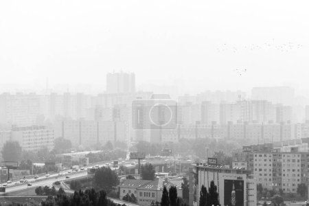 Téléchargez les photos : Quartier résidentiel à Bratislava par une journée brumeuse, Slovaquie - en image libre de droit