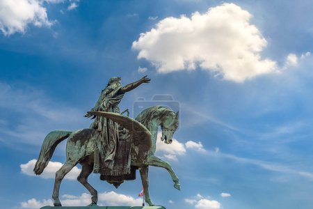 Téléchargez les photos : Statue sur le monument victorieux emanuel II (autel de la patrie) avec ciel bleu en arrière-plan, Rome, Italie - en image libre de droit