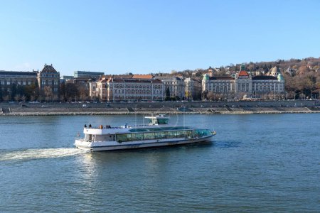 Téléchargez les photos : Le grand bateau touristique sur le Danube à Budapest, Hongrie - en image libre de droit